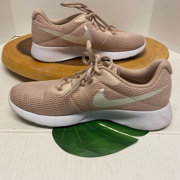 Nike Tanjun 812655 Soft Pink Blush Sneakers - Picture 2 of 11